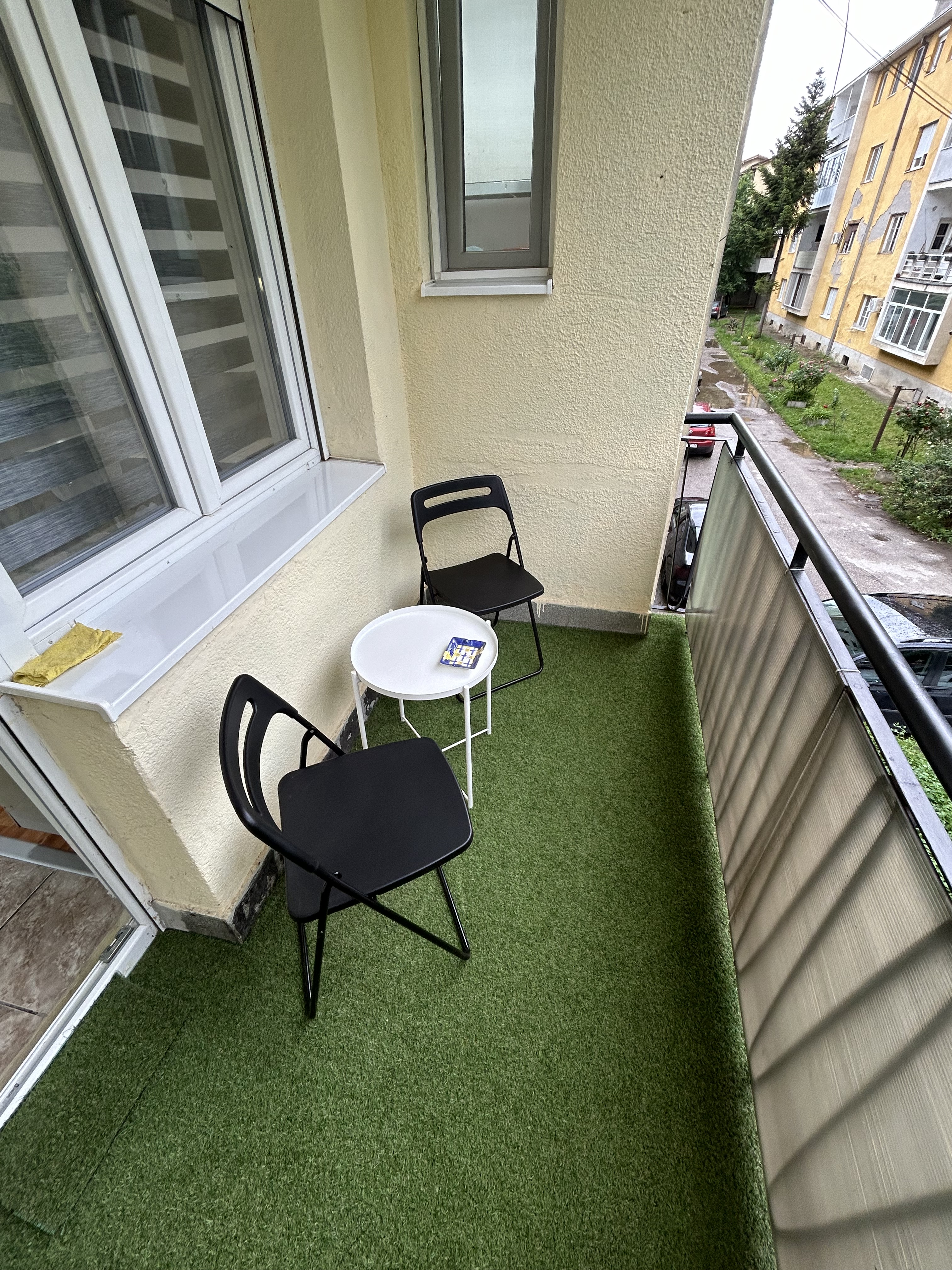 Terasa apartmana MIRAX sa stolom i dve stolice