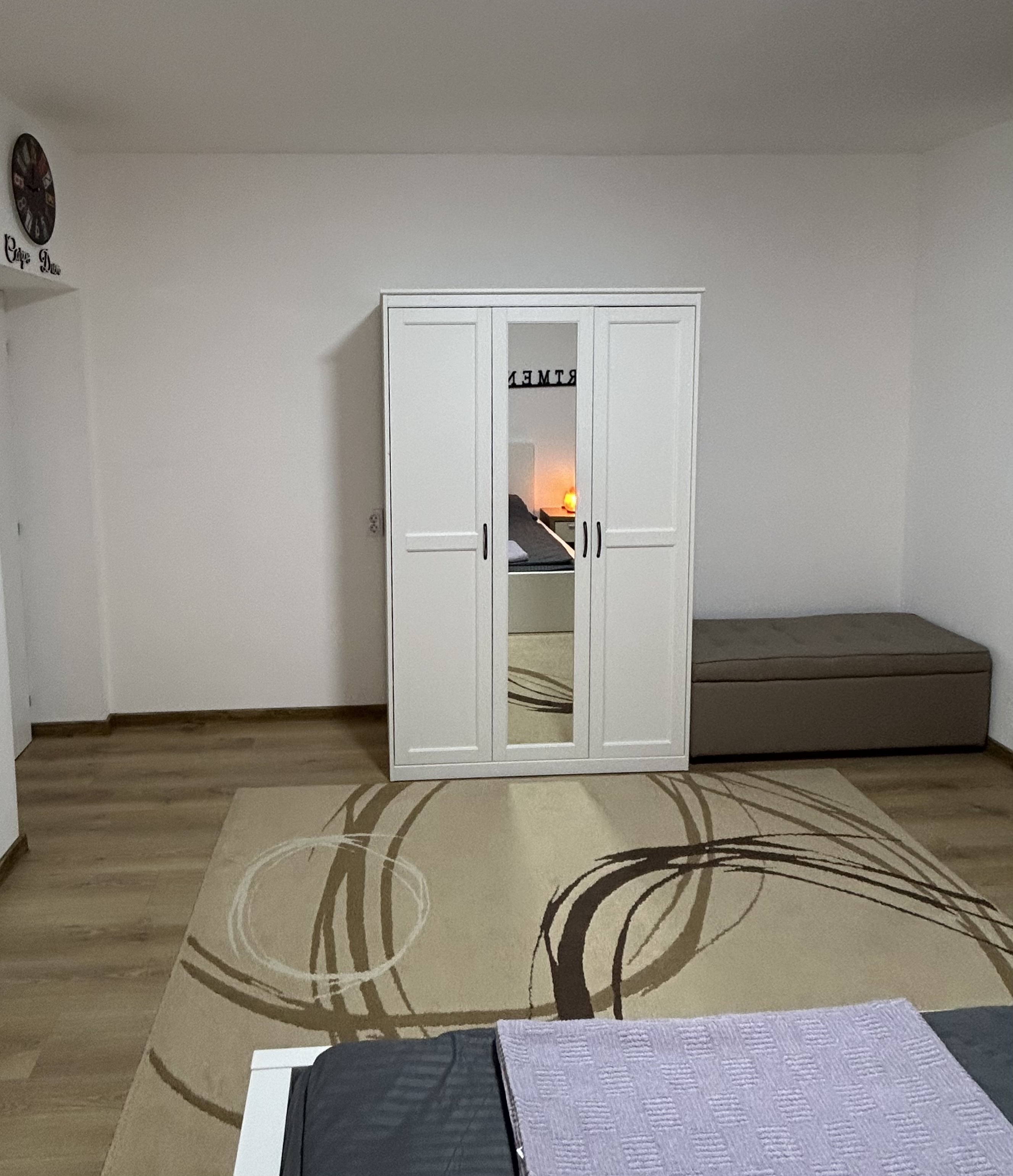 Pogled iz spavaće sobe ka garderoberu