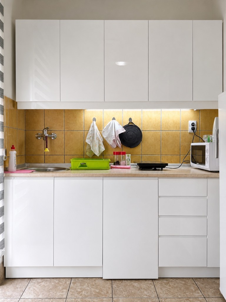 White MIRAX kitchen with a sink, induction hob, microwave and fridge