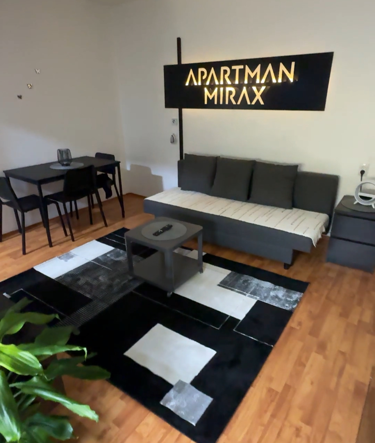 Dnevni boravak apartmana MIRAX u Kraljevu sa sofom, stočićem i trpezarijskim stolom