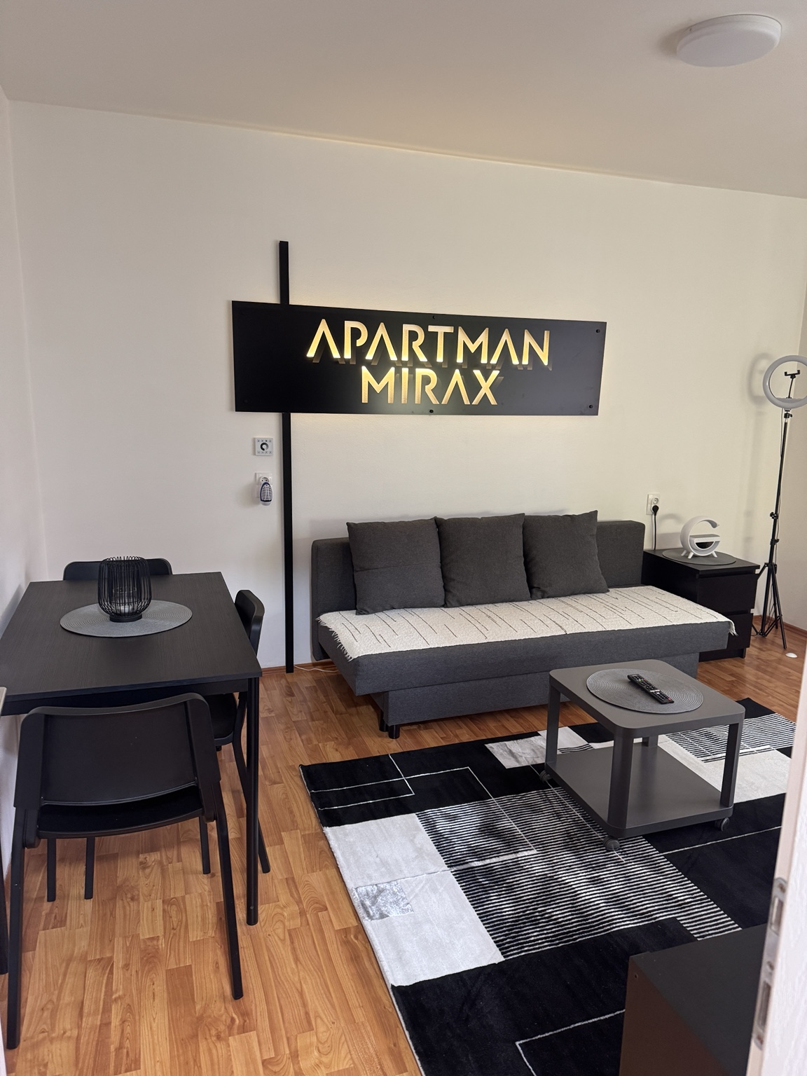 Sofa, stočić i trpezarijski sto u dnevnom boravku apartmana MIRAX